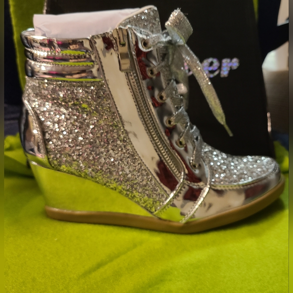 SZ 8 SILVER WEDGE SNEAKERS NBW